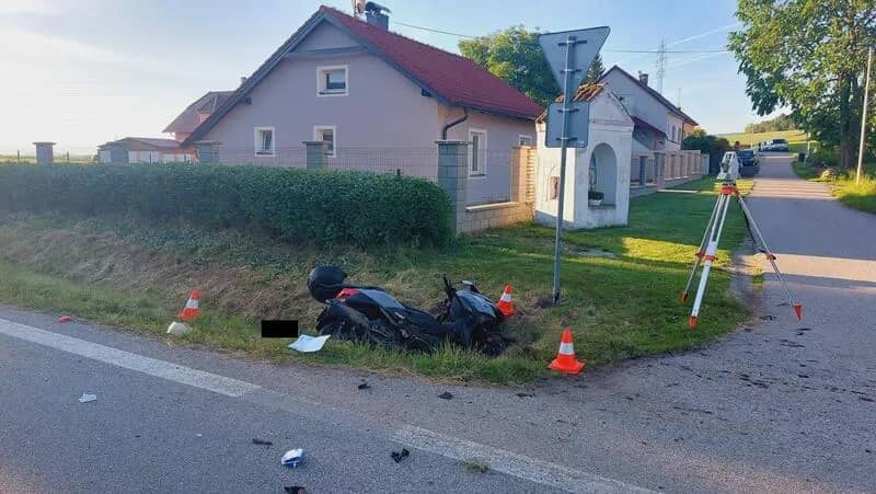 Tai nạn thương tâm gần Plzeň, một người lái mô tô 76 tuổi đã tử vong