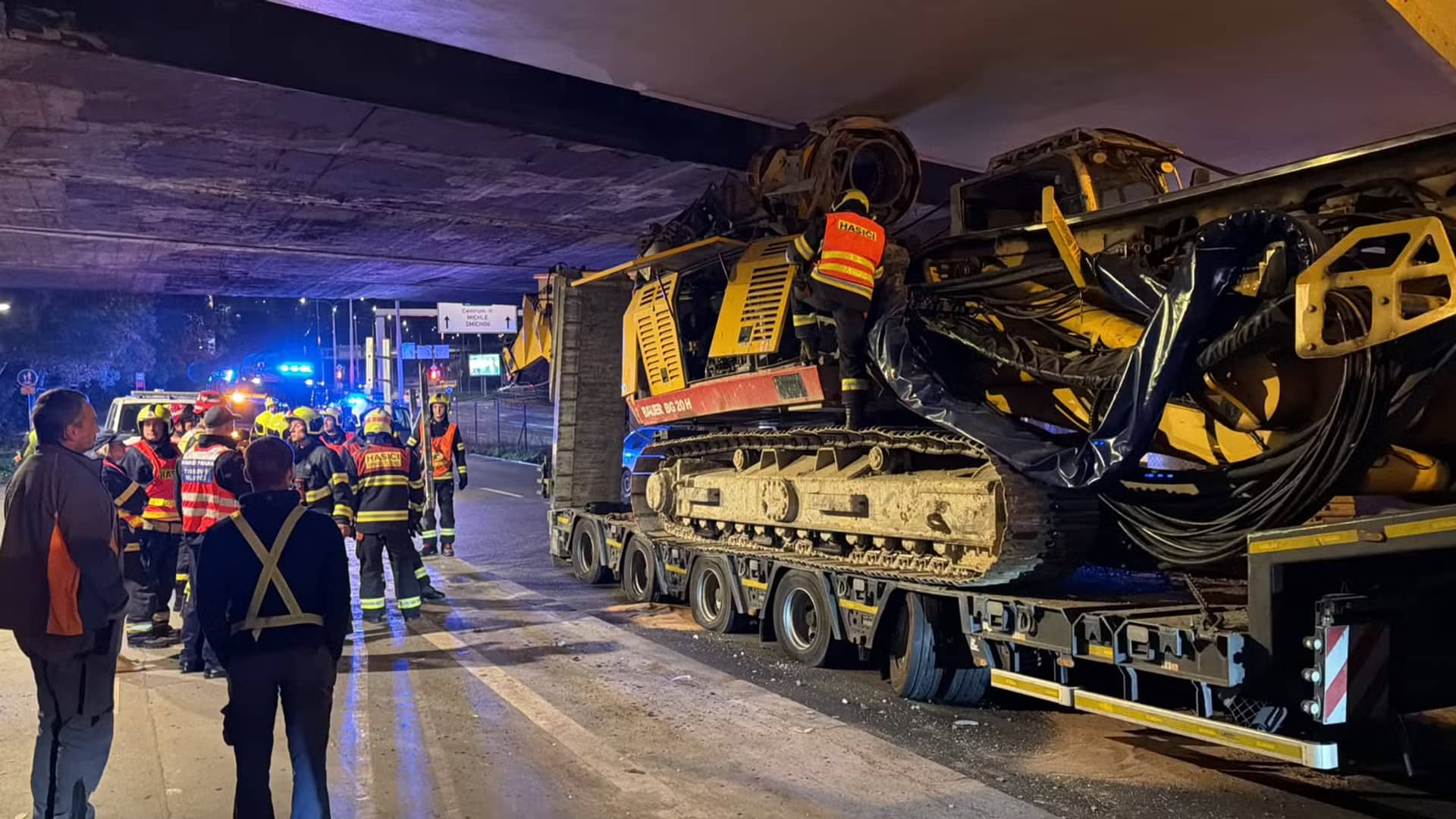 Xe đầu kéo chở máy xúc mắc kẹt dưới cầu đường sắt ở Praha, kỹ sư kết cấu được điều đến kiểm tra