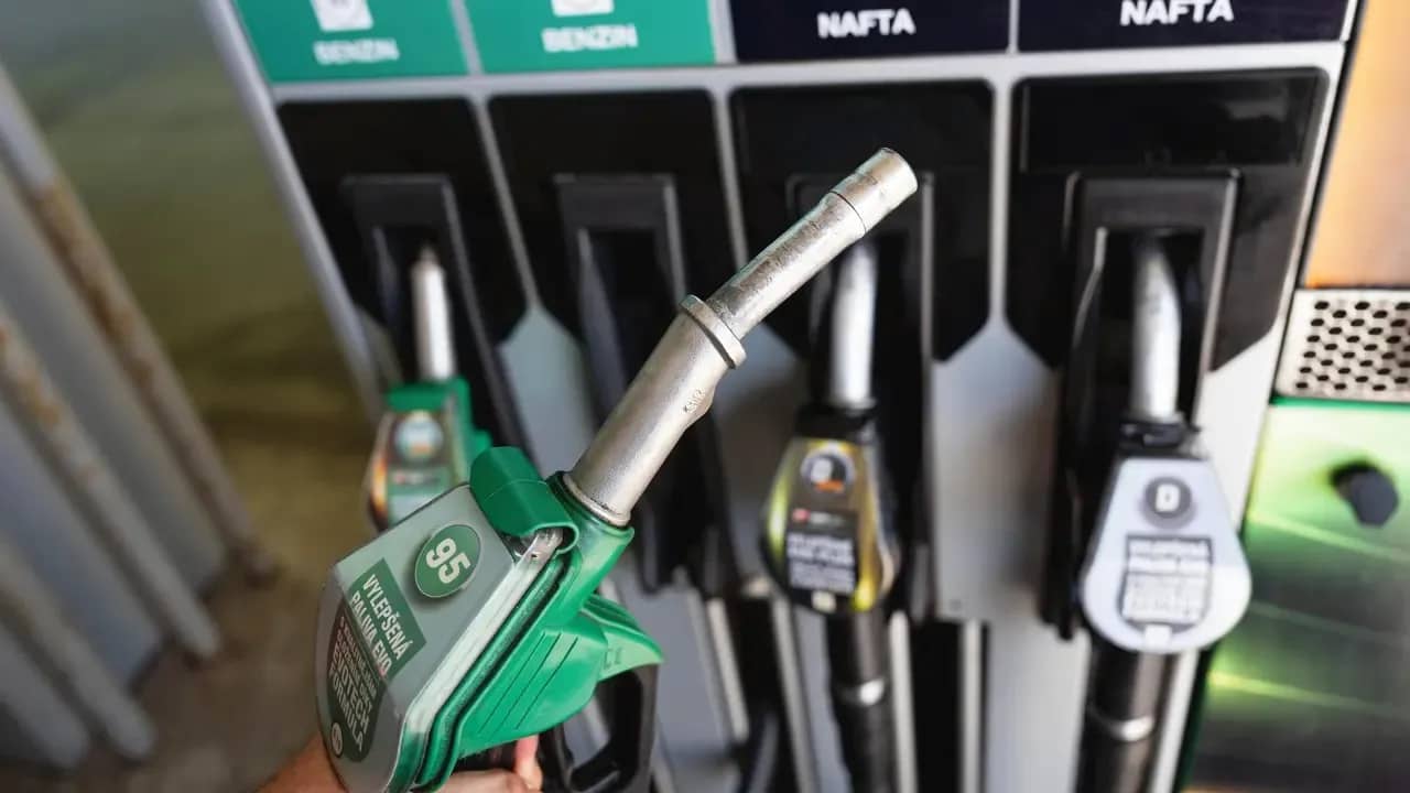 Giá trần nhiên liệu tại Séc cho ngày 13/10: Xăng tăng lên 46,85 korun/lít, dầu diesel 48,36 korun/lít
