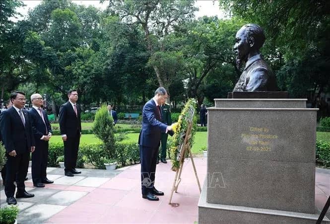 Thủ tướng Lê Minh Hưng dâng hương tại tượng Bác Hồ ở New Delhi