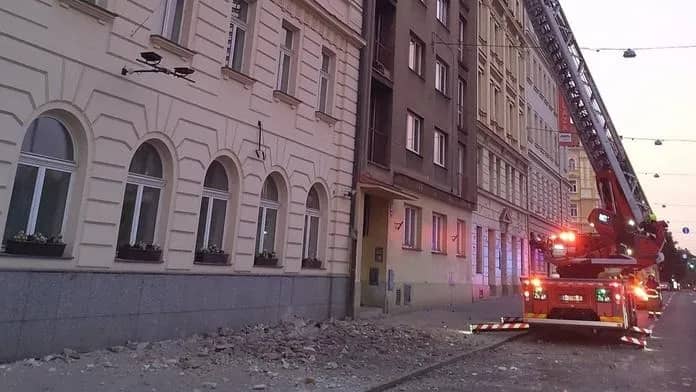 Praha: Mảng gờ mái dài 10 mét rơi xuống đường Sokolská, may mắn không có thương vong
