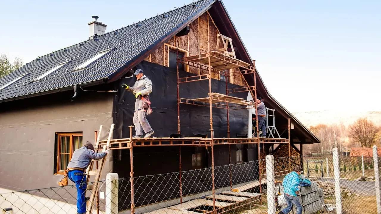 Ngân hàng đầu tiên tại Séc triển khai khoản vay không lãi suất dành cho cách nhiệt nhà ở và lắp điện mặt trời