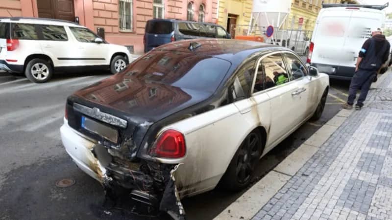 Cảnh sát Praha đang truy tìm nghi phạm phóng hỏa chiếc Rolls-Royce hạng sang ở Smíchov rồi bỏ trốn