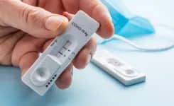 Biến thể COVID-19 Stratus lan rộng tại châu Âu, khàn giọng là dấu hiệu đáng chú ý
