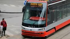 Praha: Tài xế ô tô liều lĩnh vượt tàu điện, suýt đâm phải xe buýt ở đối diện
