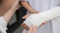 Séc: Trẻ bị tai nạn ở trường. Nhà trường bồi thường ra sao và cha mẹ cần làm gì?