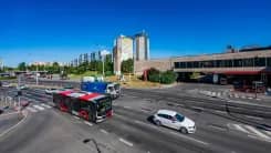 Người đàn ông rơi từ cầu đi bộ gần ga metro ở Praha, sau đó bị xe buýt cán tử vong tại chỗ