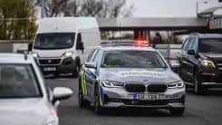 Praha: Mải chuyển đồ mua sắm, người phụ nữ không hay biết kẻ trộm nhanh tay lấy ví từ ô tô