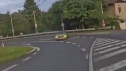 Tài xế ở Ústí nad Labem drift xe trên đường khi giao thông vẫn diễn ra bình thường