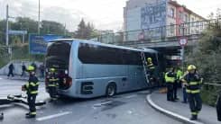 Xe buýt mắc kẹt dưới cầu cạn ở Praha, giao thông ùn tắc