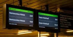 Tàu điện ngầm Praha triển khai màn hình đếm ngược thông minh tại các lối vào  