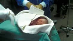 Bác sĩ sản khoa ở Česká Lípa phải hầu tòa vì vụ việc trẻ sơ sinh rơi xuống đất trong một ca sinh hiếm gặp