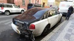 Cảnh sát Praha đang truy tìm nghi phạm phóng hỏa chiếc Rolls-Royce hạng sang ở Smíchov rồi bỏ trốn