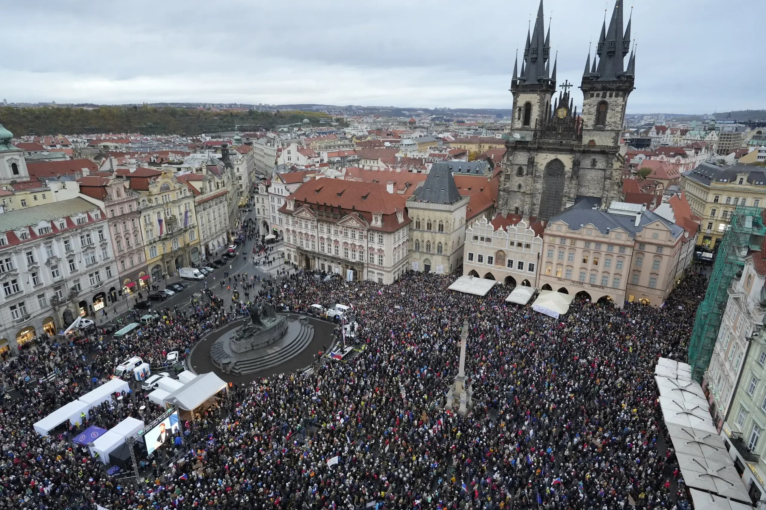Hàng nghìn người biểu tình phủ kín Quảng trường Phố cổ Praha phản đối thay đổi tài trợ truyền thông công