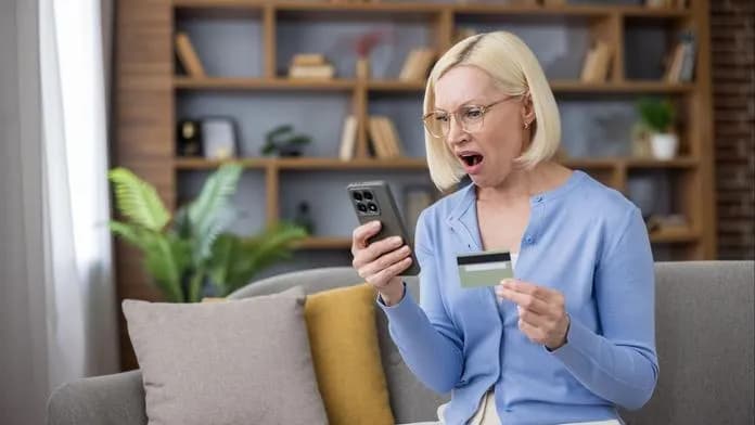 Khách hàng hoảng hốt vì tưởng bị trừ tiền hai lần, ngân hàng Raiffeisenbank thừa nhận gặp sự cố kỹ thuật