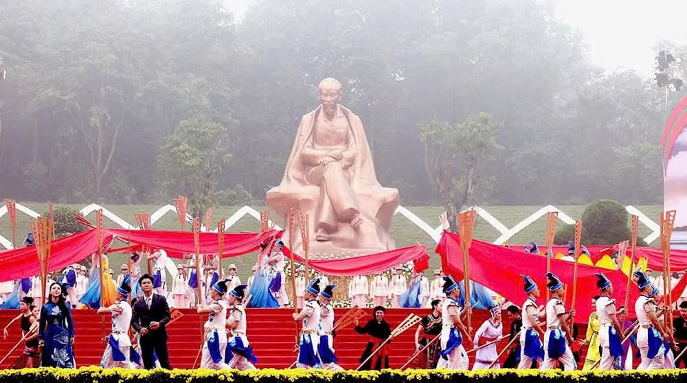 Tượng đài "Bác Hồ với ngày hội non sông" – Biểu tượng của tinh thần đại đoàn kết toàn dân tộc