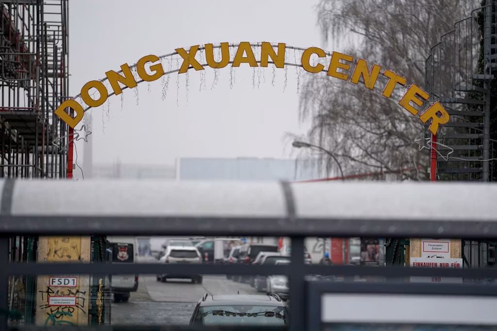 Tấn công bằng dao tại Trung tâm Đồng Xuân ở Berlin: Một người đàn ông bị thương nặng, nghi phạm đang bỏ trốn