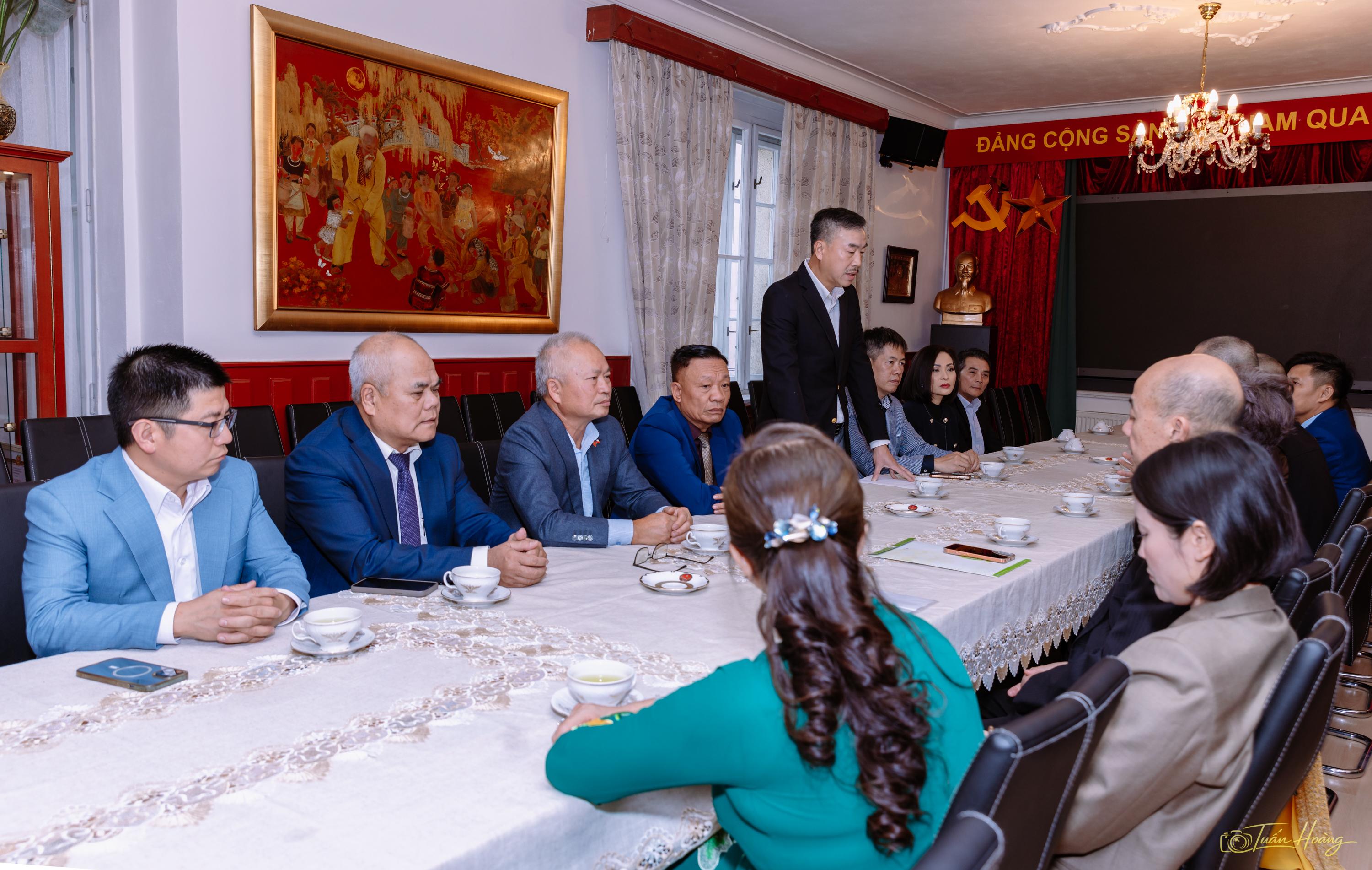Đại sứ Dương Hoài Nam gặp Thượng tọa, Tiến sĩ Thích Nguyên Toàn tại Praha