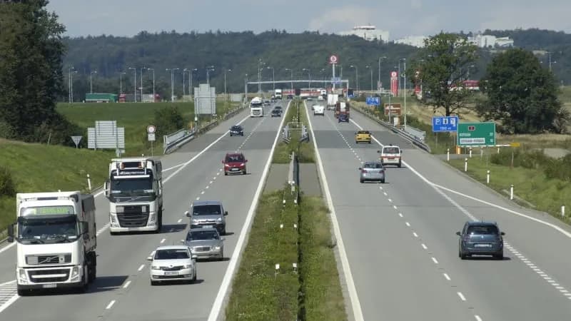 Hạ viện Séc bãi bỏ cơ chế điều chỉnh giá tem đường cao tốc hằng năm