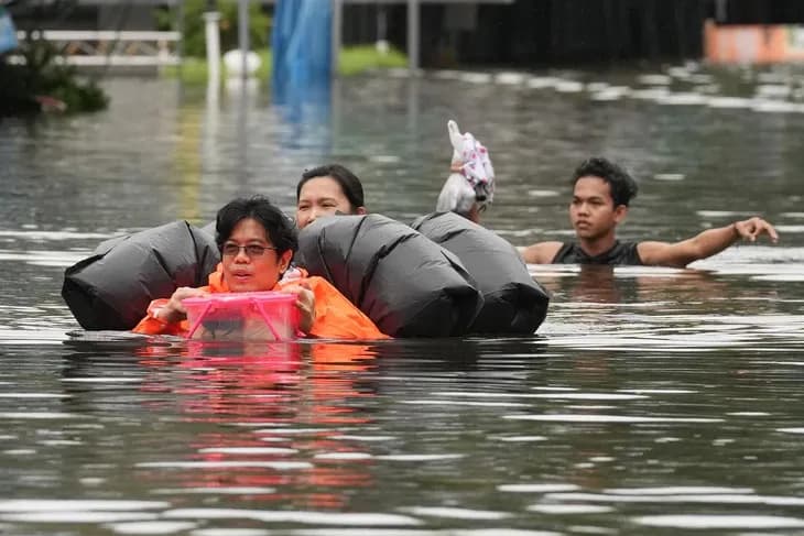 Bangkok ngày 27-9, vẫn chìm trong biển nước