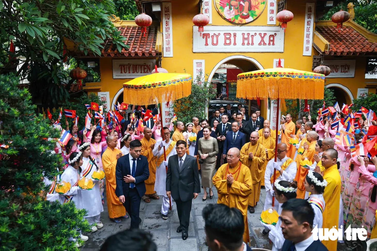 Nhà vua Thái Lan và Hoàng hậu lễ Phật tại chùa Quán Sứ
