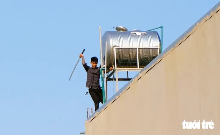 Đã bắt được hai thanh niên cầm kiếm cố thủ trên tầng hai ngôi nhà ở Thanh Hóa