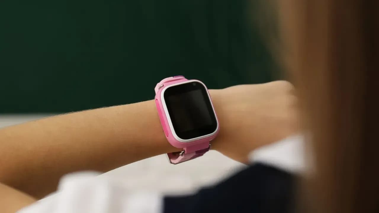 Đề xuất cấm điện thoại trong trường học có thể ảnh hưởng đến đồng hồ GPS trẻ em, phụ huynh đề nghị miễn trừ