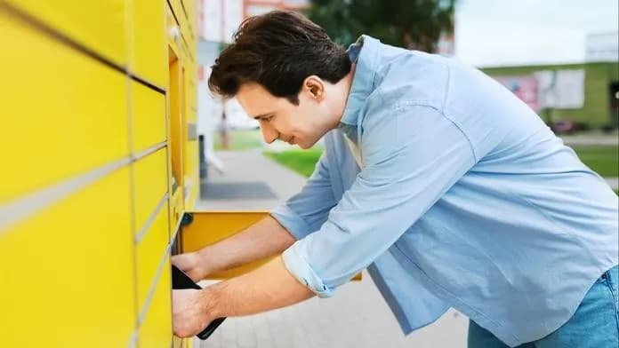 Tại Séc, cựu nhân viên bị nghi lấy trộm hàng hóa trị giá hàng triệu korun từ tủ nhận hàng tự động