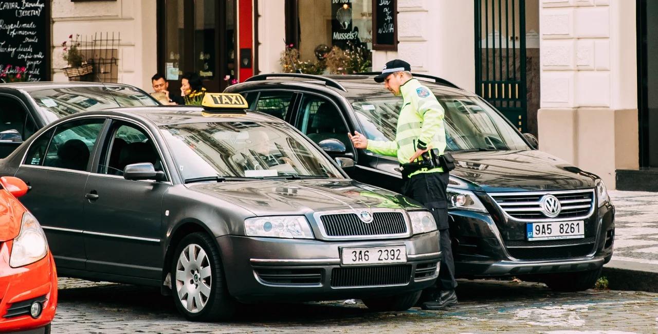 Cảnh sát Praha mạnh tay xử lý tài xế taxi người nước ngoài: Cứ 4 người thì có 1 người bị lập biên bản