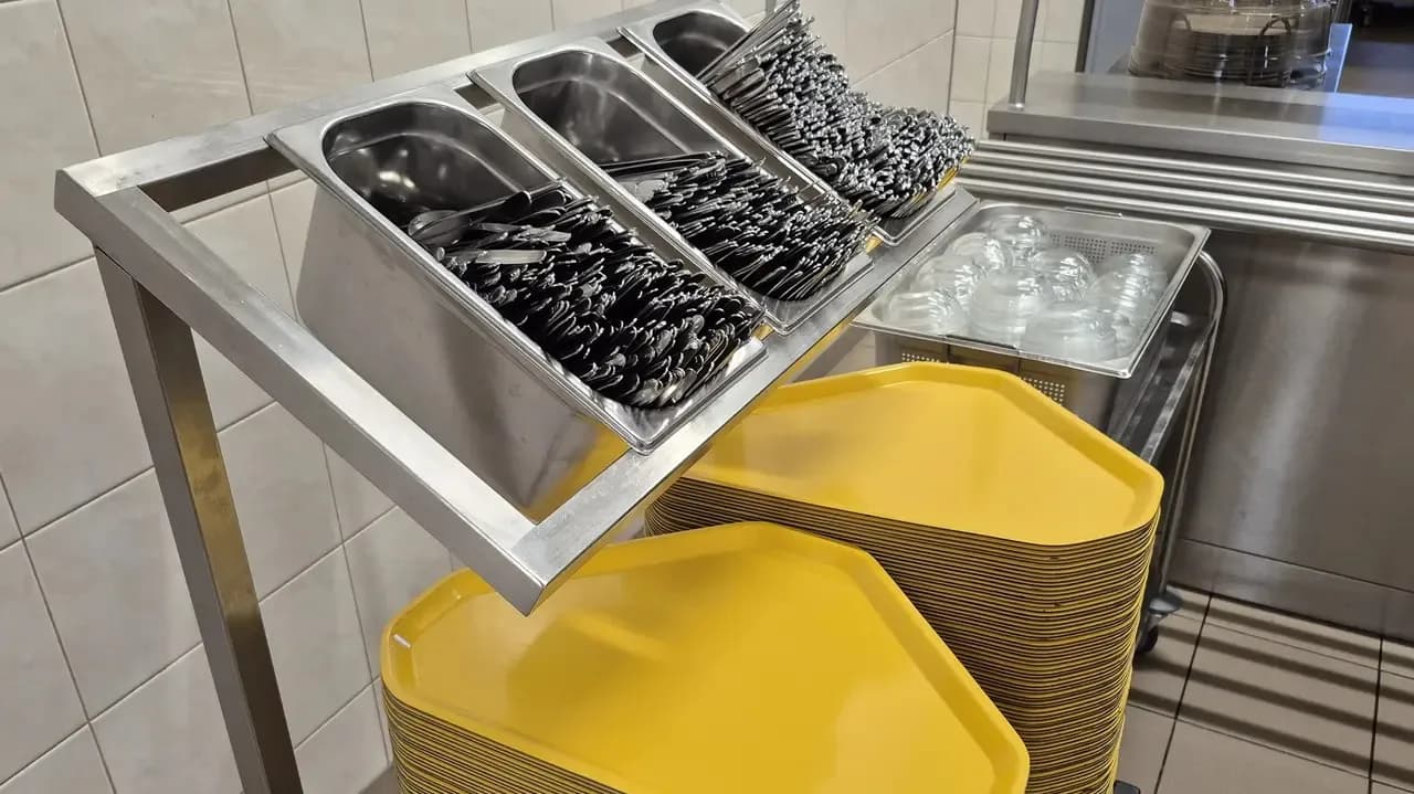 Trường học ở Újezd, Praha hoạt động trở lại với nhiều hạn chế sau dịch salmonella, đồng thời tìm quản lý bếp ăn mới