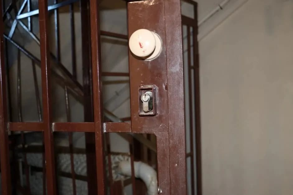 Bắt giữ đối tượng 28 tuổi thực hiện hàng loạt vụ trộm cắp tầng hầm tại Ostrava-Přívoz