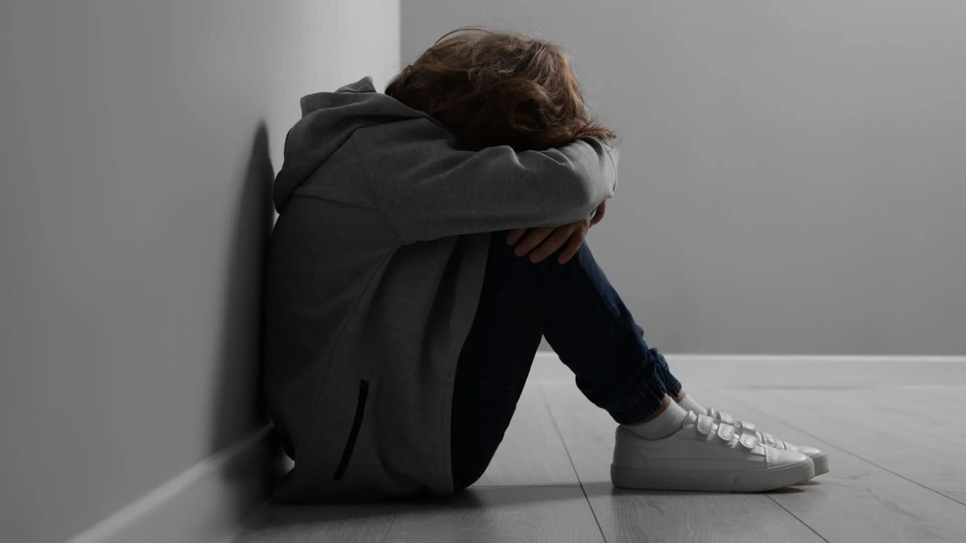 Phát hiện kim khâu trong bắp chân và hàng loạt vết gãy xương: Người mẹ bạo hành con ở Praha đối mặt 12 năm tù