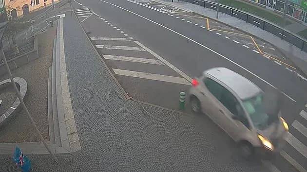 Tài xế say rượu đâm cột đèn rồi lao vào xe buýt, ba người đi bộ thoát nạn trong gang tấc