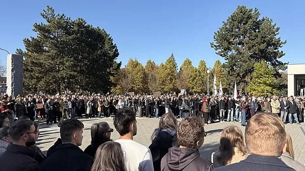 Hàng trăm sinh viên Đại học Palacký lên tiếng phản đối thay đổi cơ chế tài trợ truyền thông công