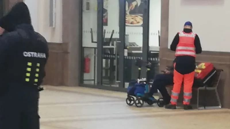 Kẻ tấn công đâm một người đàn ông đang ngủ trên ghế gần nhà ga Plzeň, nạn nhân nhập viện trong tình trạng nguy kịch