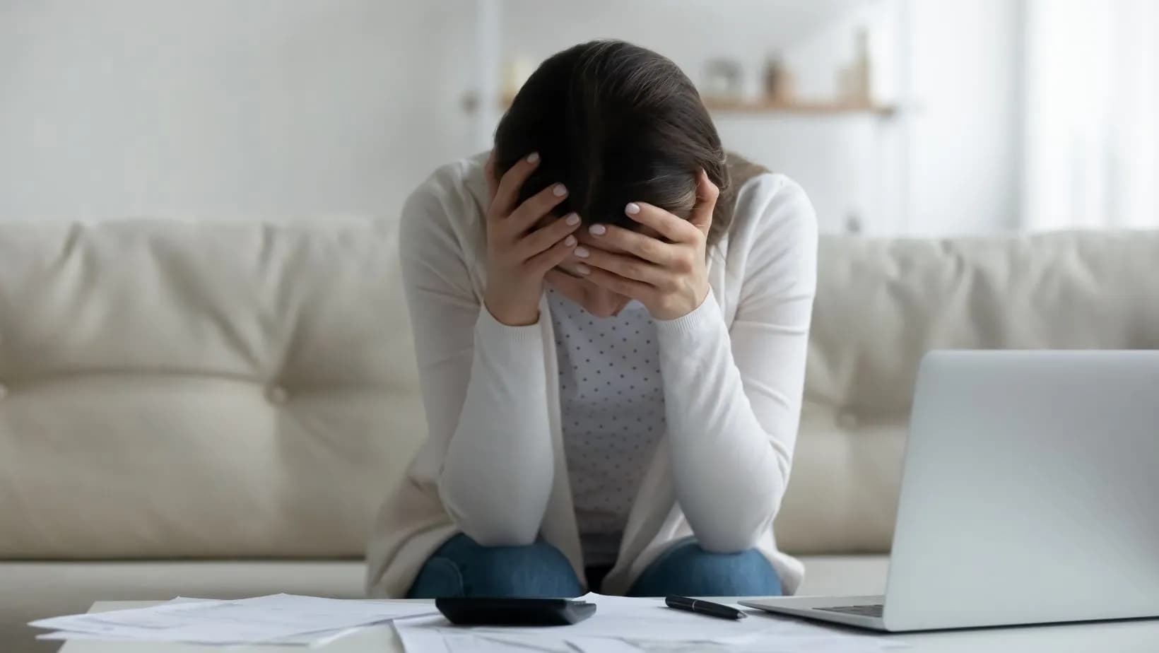 Gần 40% người trẻ Séc chịu căng thẳng tài chính mỗi tháng