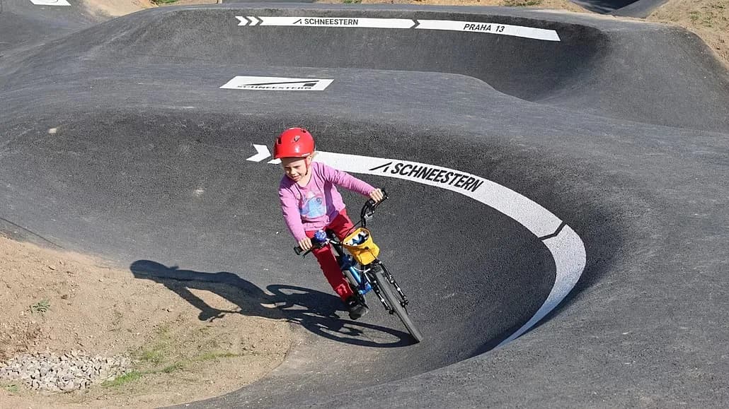 Praha khánh thành hai đường đua pump track mới tại 2 quận chỉ trong 1 tuần