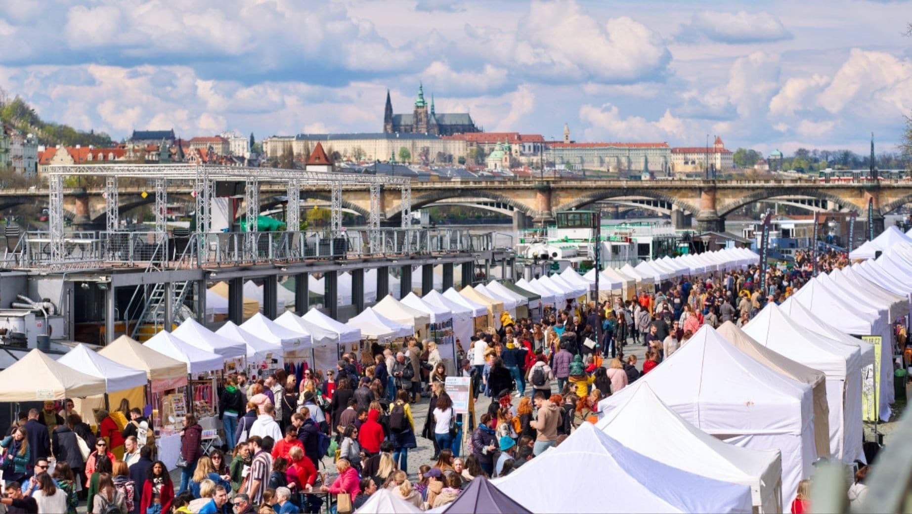MINT Market trở lại khu Náplavka ở Praha, quy tụ hơn 130 thương hiệu địa phương
