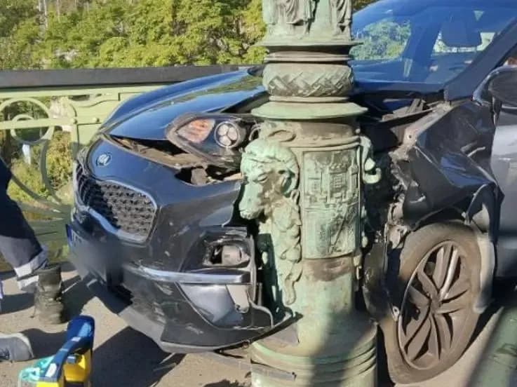 Ôtô lao lên vỉa hè trên cầu Čechův ở Praha, một người nguy kịch