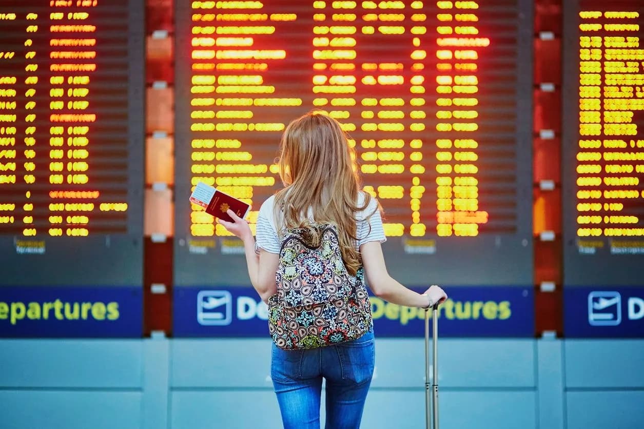 Săn vé máy bay giá rẻ từ Séc: Chuyên gia cảnh báo những bẫy chi phí cần tránh