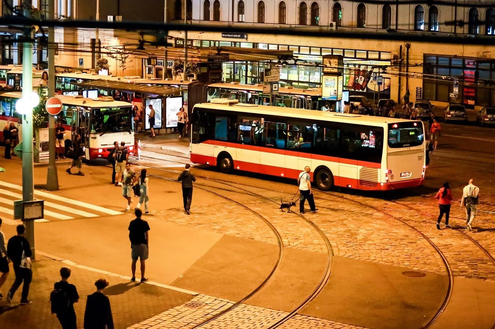 Khám phá Praha về đêm: Metro chạy đến mấy giờ, các tuyến đêm hoạt động thế nào và chuyển tuyến ở đâu?