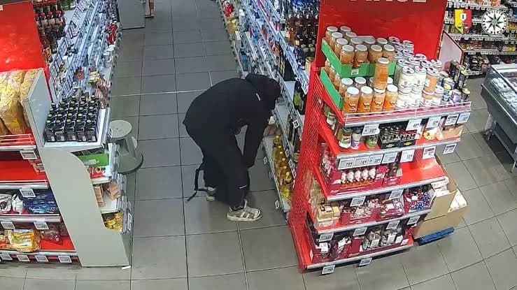 Từ trộm vặt thành dọa giết người: Người đàn ông cầm dao đâm bảo vệ siêu thị ở Praha 6