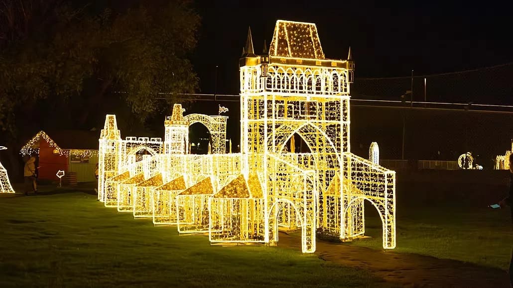 Chiêm ngưỡng lâu đài Karlštejn và cầu Charles phiên bản ánh sáng khổng lồ tại Žluté lázně