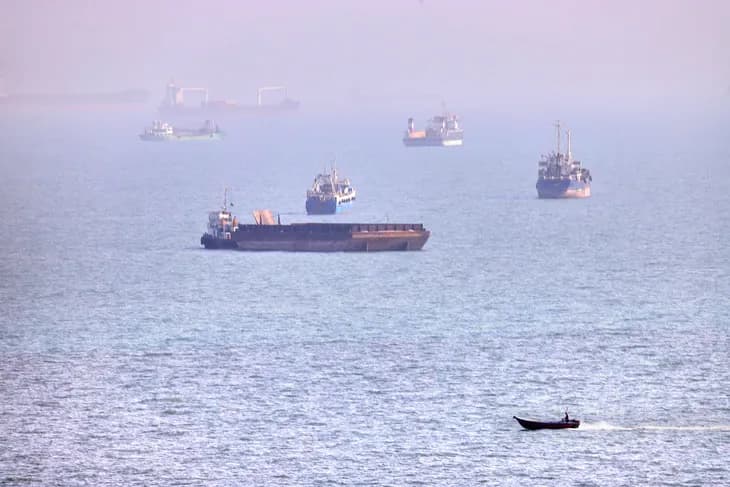 Quan chức Mỹ: Eo biển Hormuz hoàn toàn mở cửa dưới sự kiểm soát của Washington