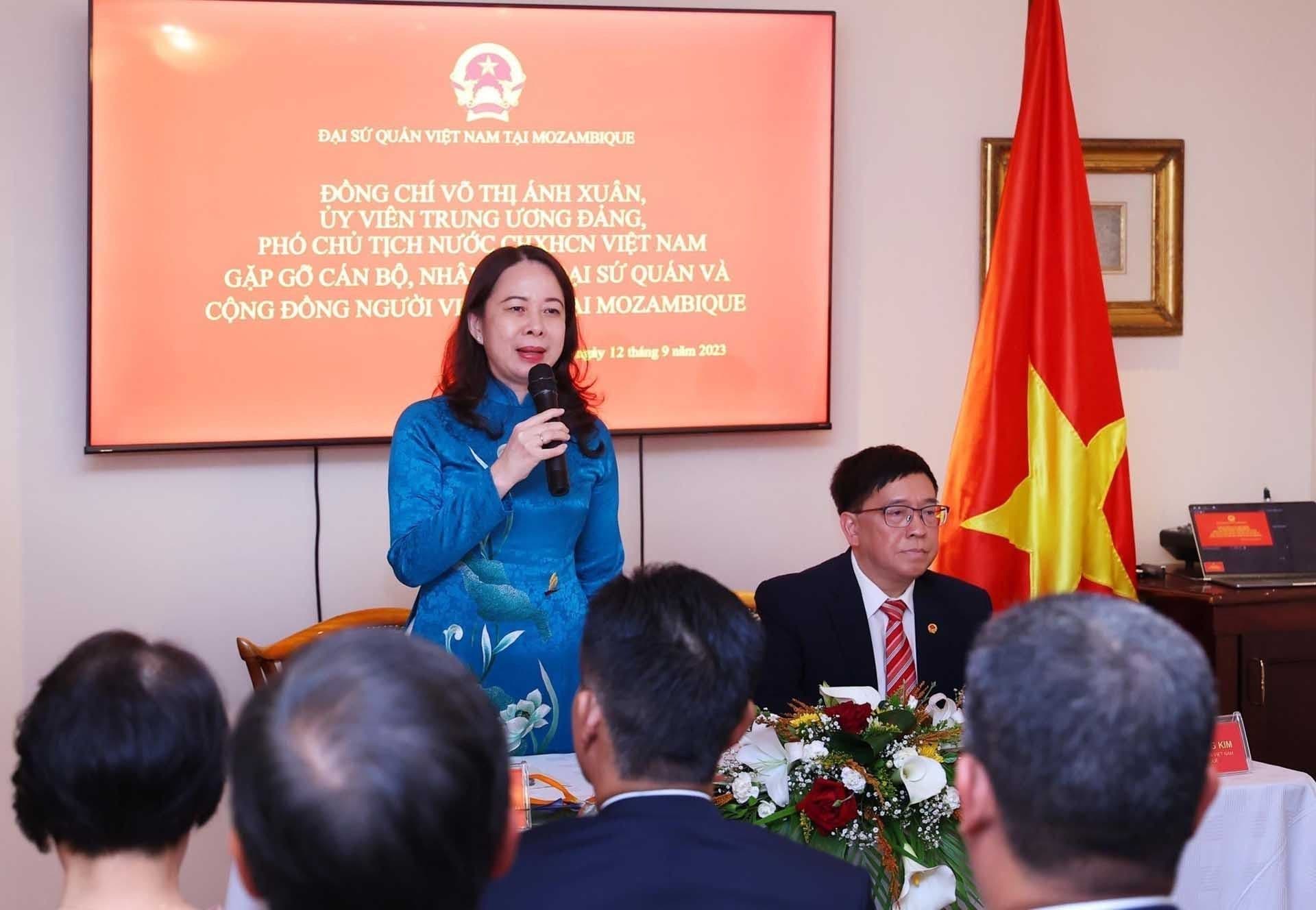 Phó Chủ tịch nước gặp gỡ cán bộ, nhân viên Đại sứ quán và cộng đồng người Việt Nam tại Mozambique