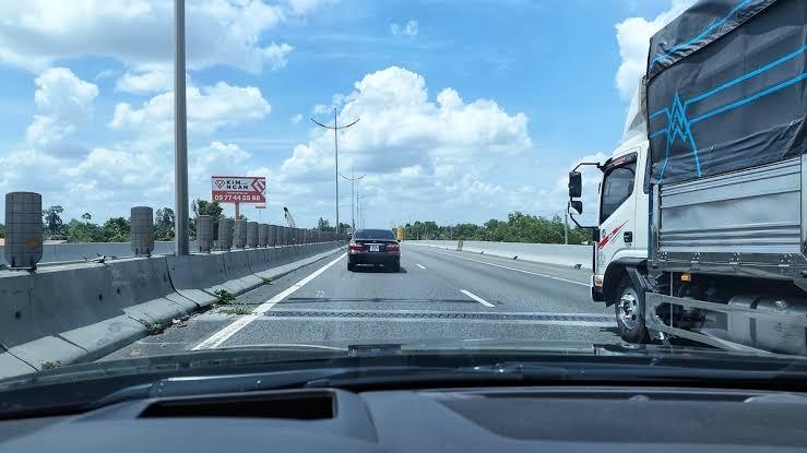 Thi bằng lái ôtô sẽ có bài vượt xe, chuyển làn, trả làn từ 2027