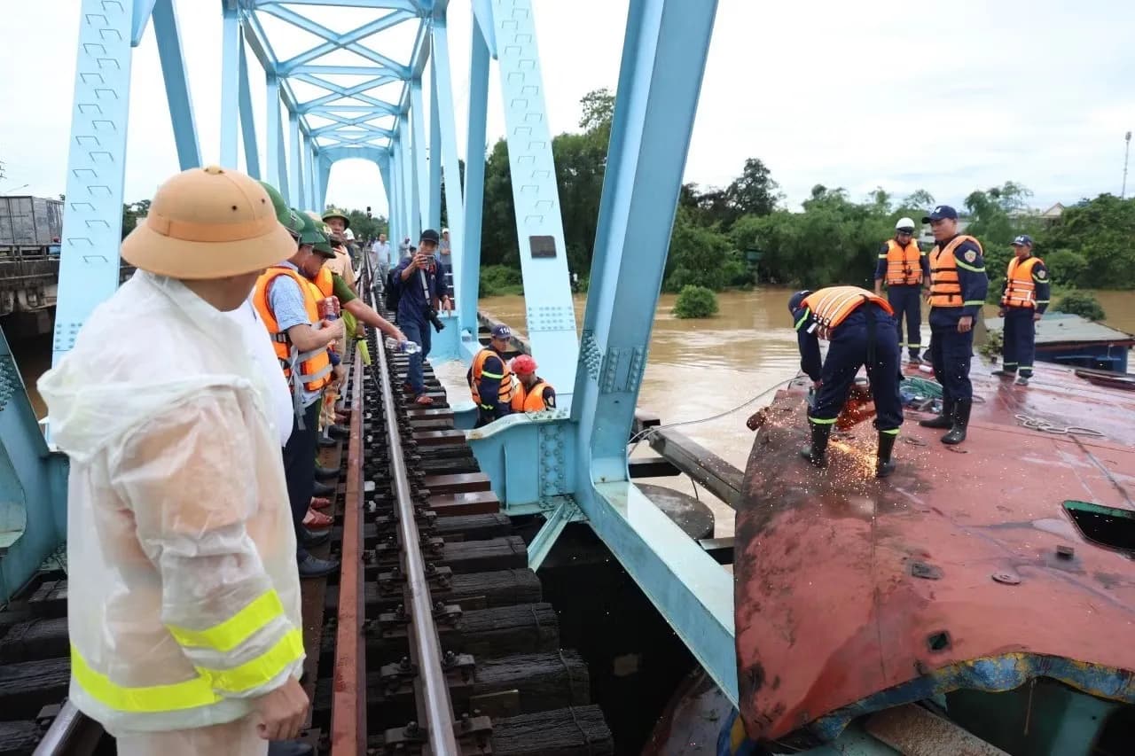 Mưa lũ bủa vây nhiều vùng Quảng Trị, hàng trăm nhà dân chìm trong 'biển nước'