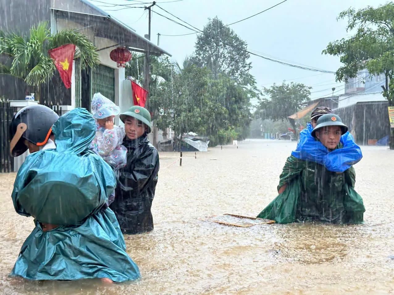 Bộ CHQS TP Đà Nẵng điều 130 bộ đội trực sẵn sàng ứng phó mưa lũ, huy động cả thiết giáp lội nước