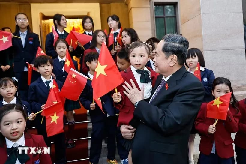 Chủ tịch Quốc hội Trần Thanh Mẫn gặp gỡ cộng đồng người Việt tại Trung Quốc