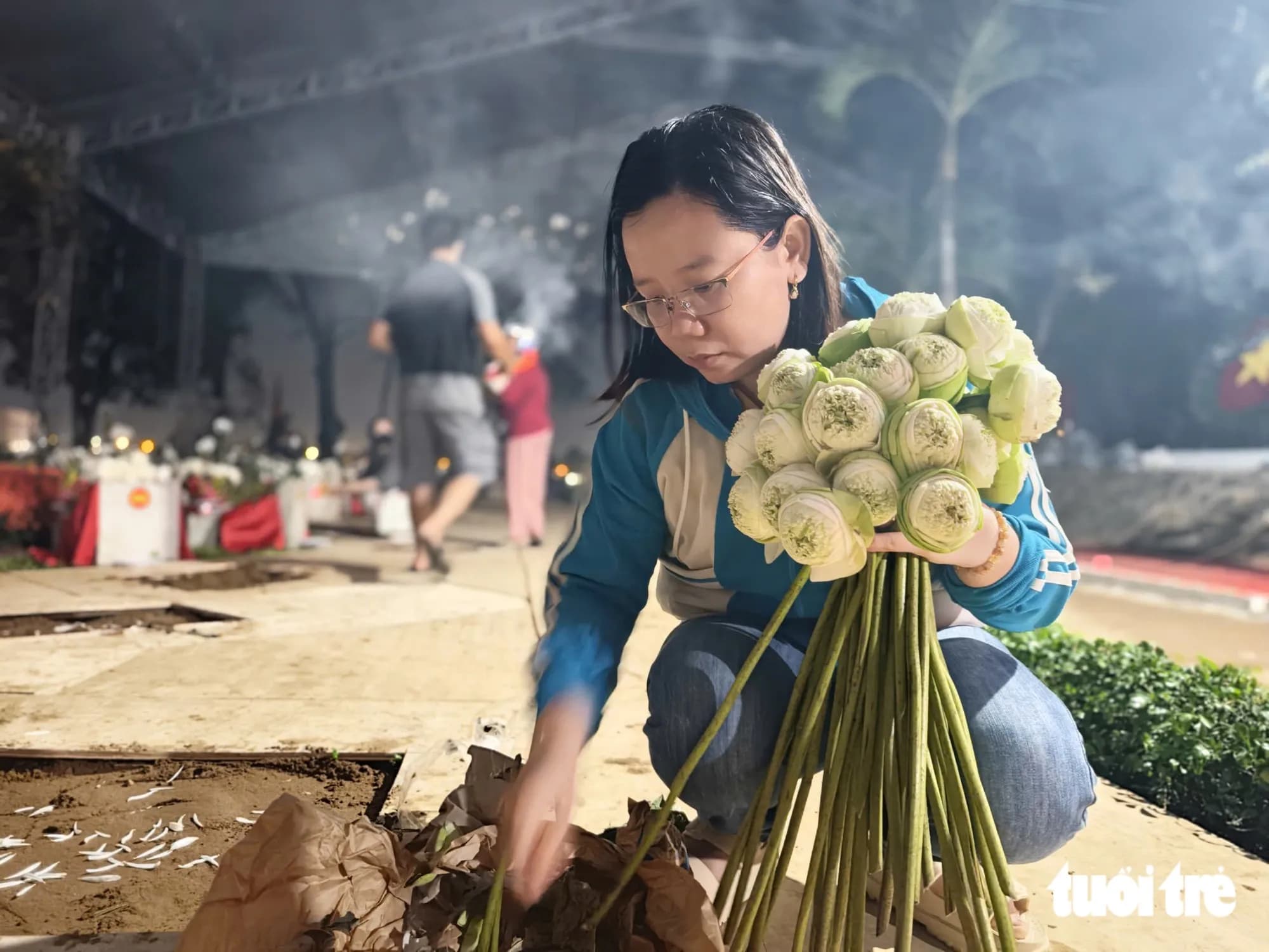 Đêm nay, nhiều người dân đến dâng hương các liệt sĩ công viên Lê Thị Riêng tại Nghĩa trang Liệt sĩ TP.HCM